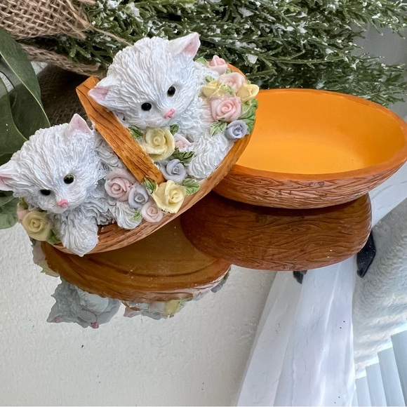 🌷Vintage White Kittens in Basket Trinket Holder - Picture 1 of 6